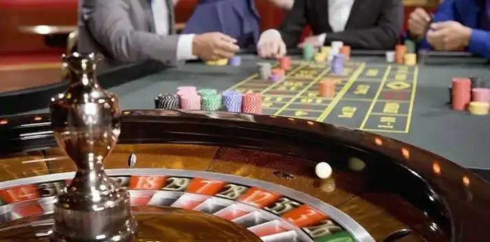 Lucky KG Bingo jackpot ဆုရသောကစားသမား ဝမ်းသာဝင်ကြွားသောမြင်ကွင်း၊ Bingo card ပြည့်နေသည်