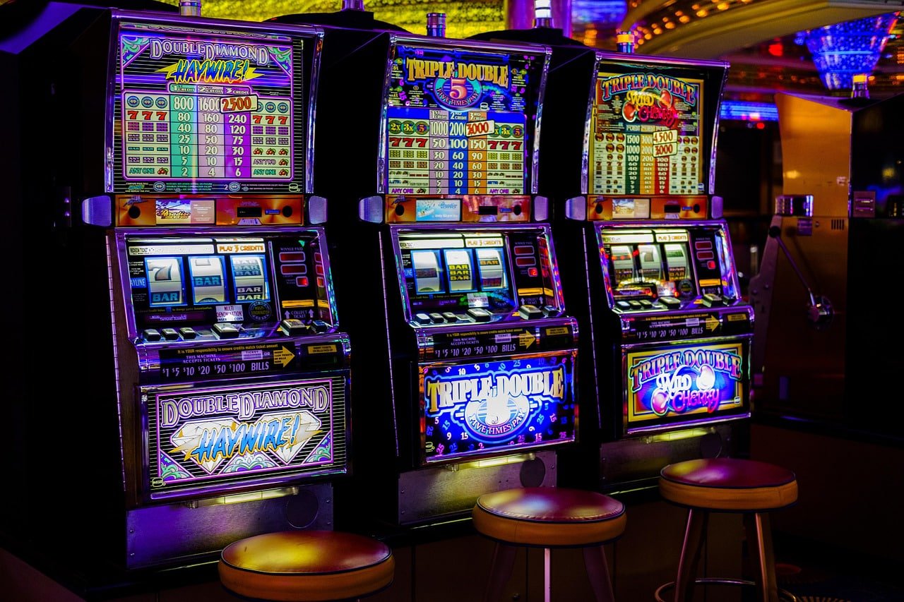 Baccarat Live Dealer ဒီလာဆရာမ ကတ်ဖြန့်နေသော Studio ပုံ
