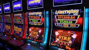 အွန်လိုင်း Slots ဂိမ်းများ reels နှင့် bonus features ပြသထားသော ပုံ